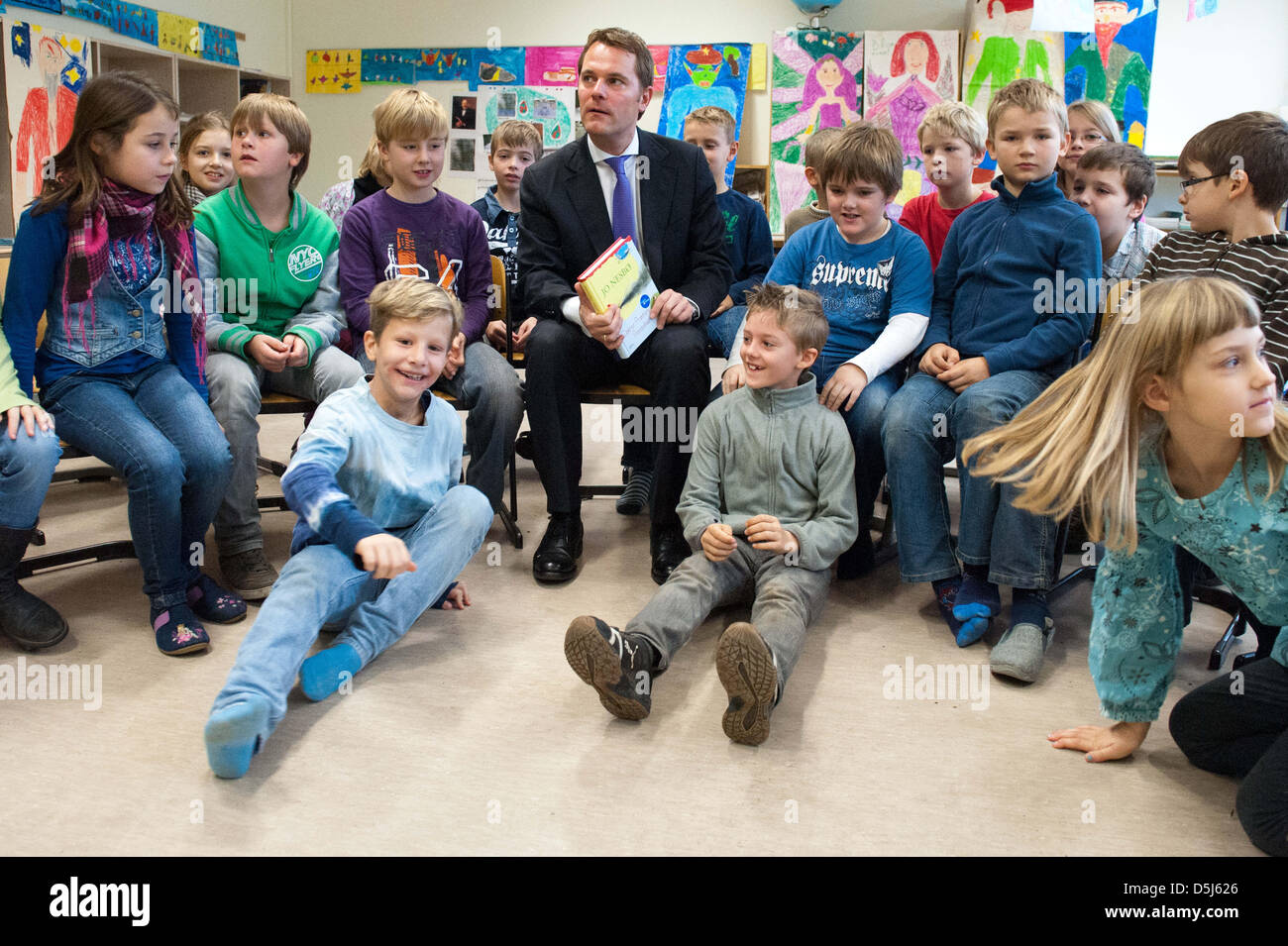 German Minister of Health, Daniel Bahr, reads to pupils of the class 4b during the federal reading day at the Otfried-Preussler-School in Berlin, Germany, 16 NOvember 2012. Daniel red passages of the book 'Doktor Proktors Pupspulver'. Photo: MAURIZIO GAMBARINI Stock Photo