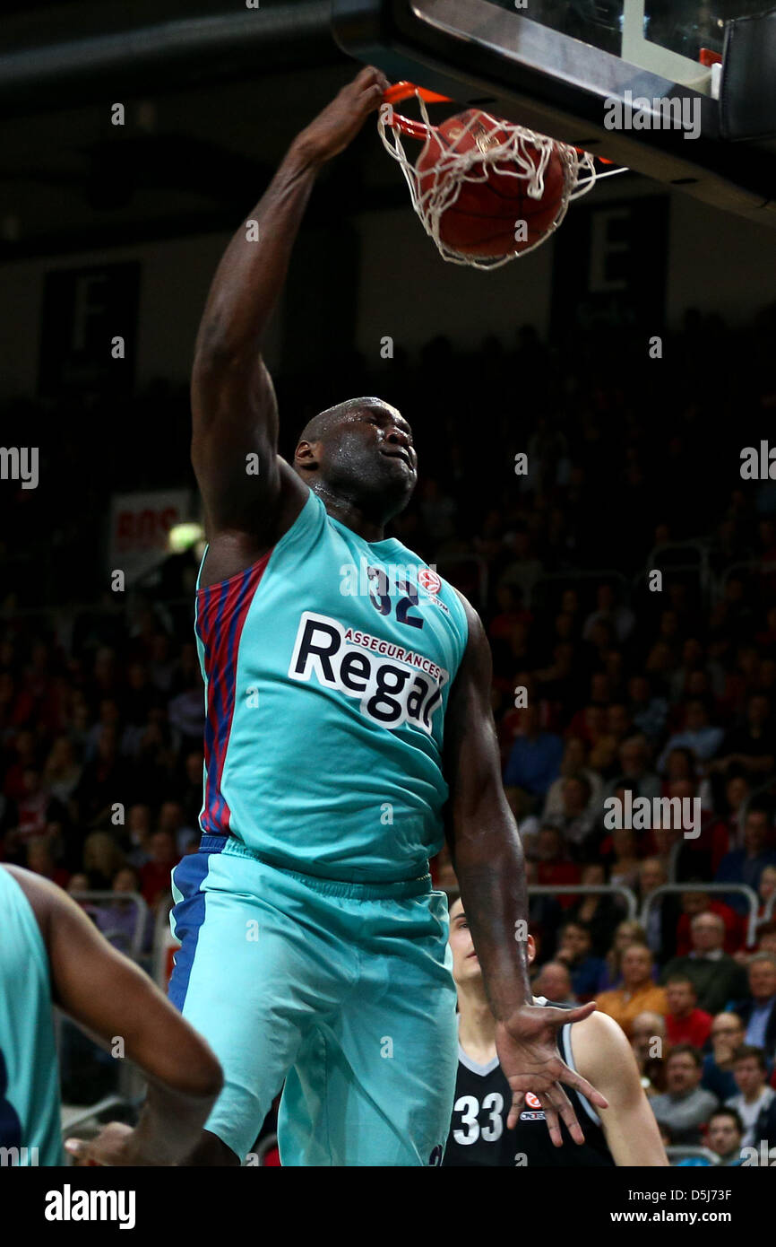 Barcelona's Nate Jawai scores during the Basketball Euroleague match between Brose Baskets Bamberg and FC Barcelona Regal at Stechert Arena in Bamberg, Germany, 15 November 2012. Photo: Revierfoto Stock Photo