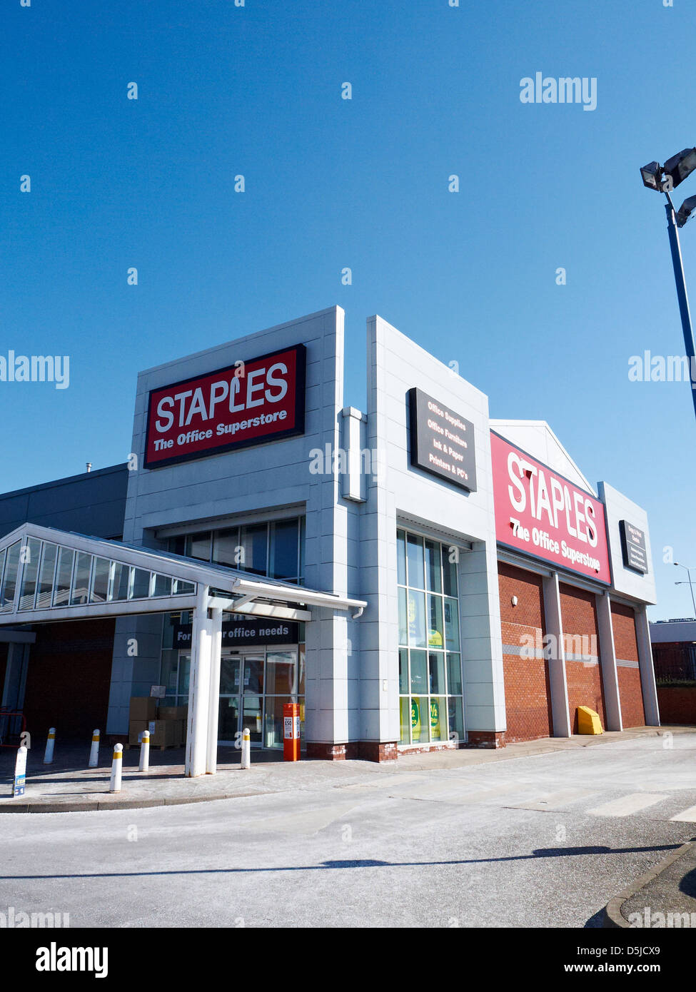 Staples Store High Resolution Stock Photography and Images Alamy