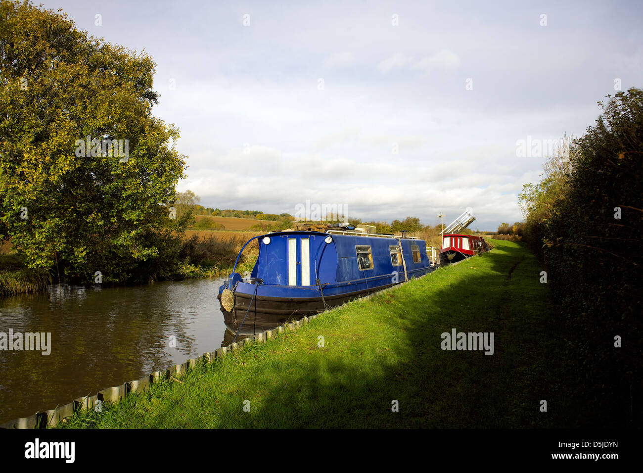 Narrowboats on the Oxford Canal Oxfordshire Oxon England boat narrowboat canal canals scene autumn colours colors colourful Stock Photo