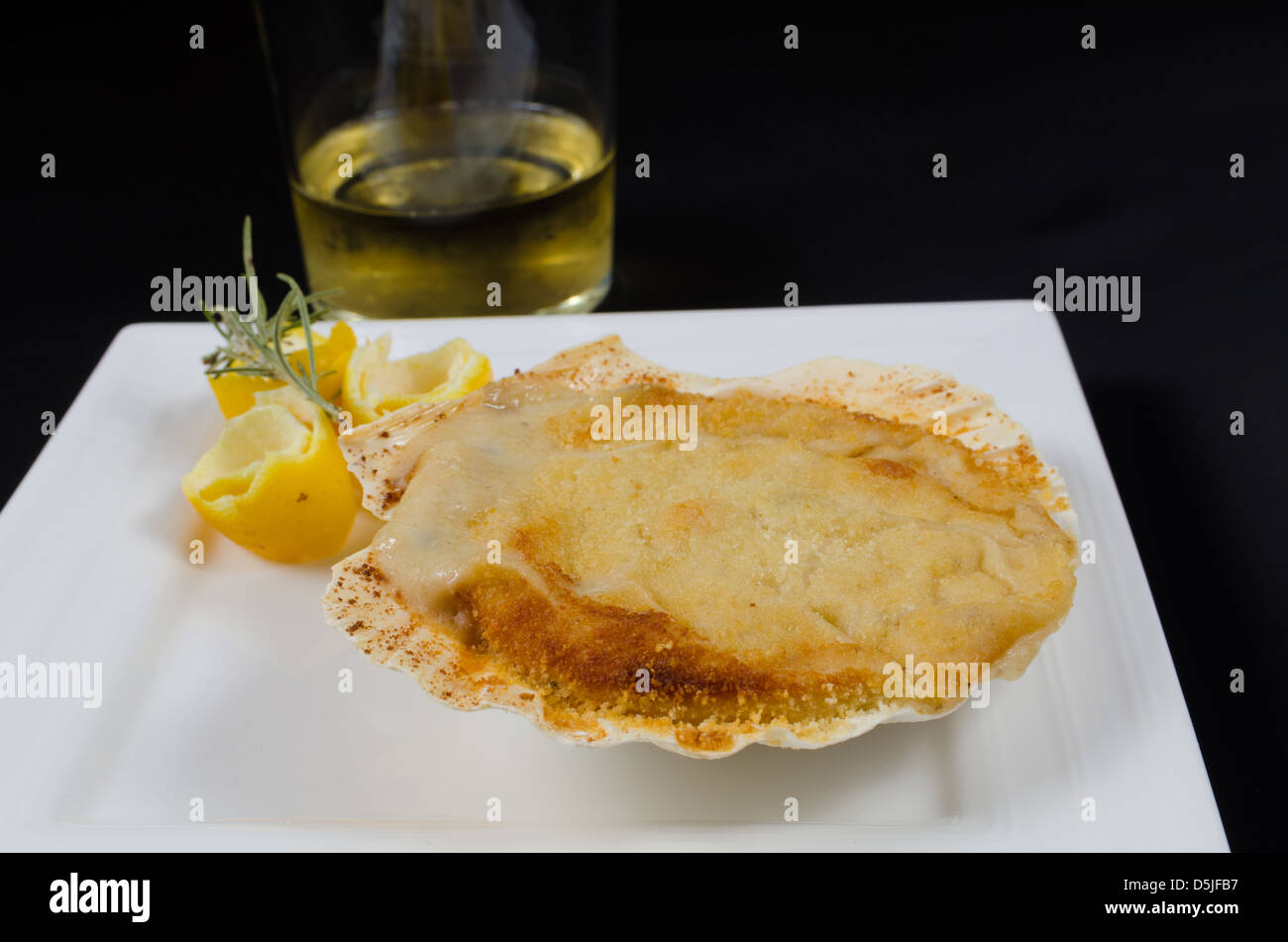 Scallop shell filled with bechamel au gratin Stock Photo Alamy