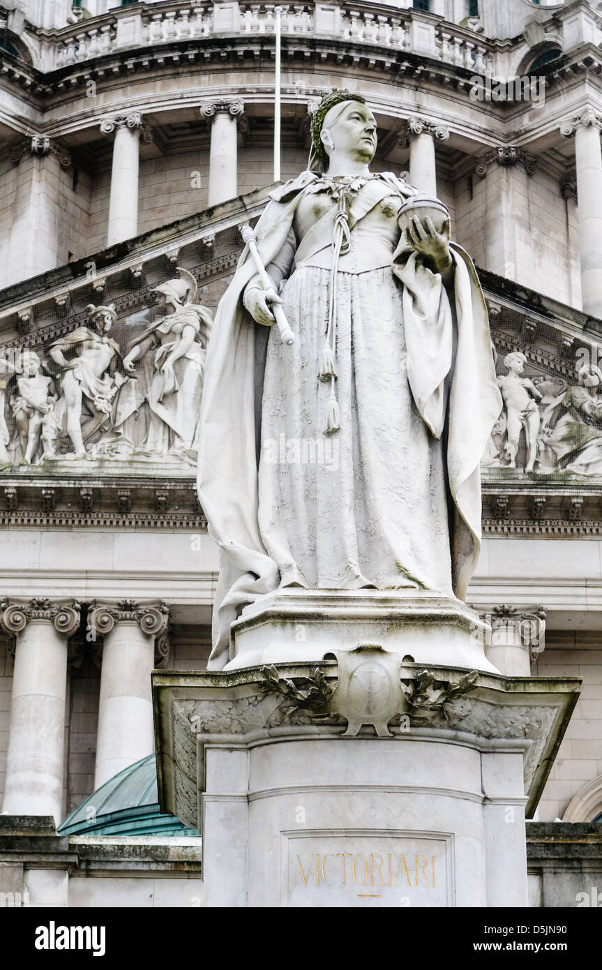 Statue of Queen Victoria outside Belfast City Hall Stock Photo Alamy