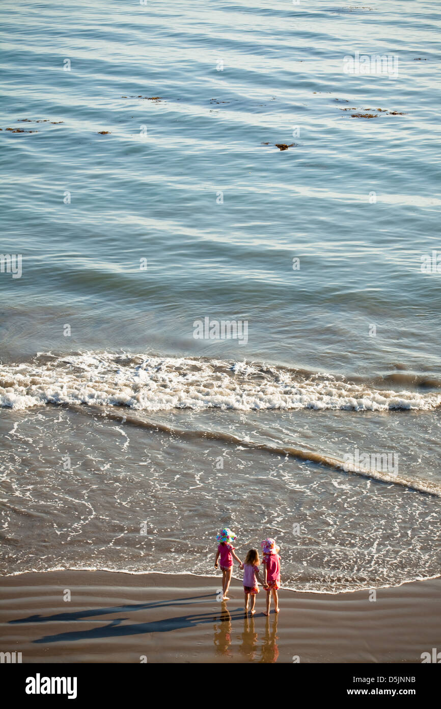 Sisters, three girls, pink, ocean, vast Stock Photo Alamy