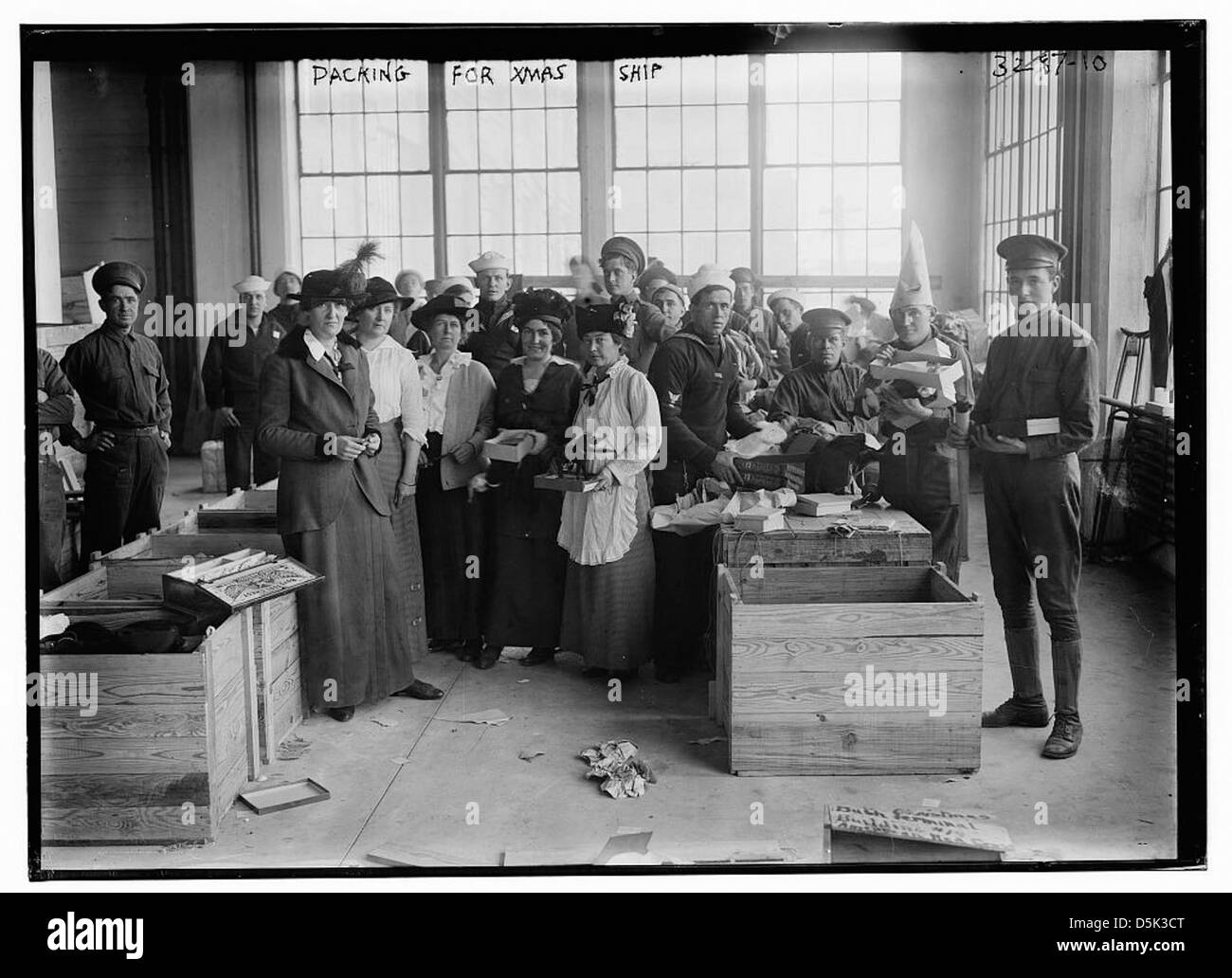 Volunteers packing Black and White Stock Photos & Images - Alamy