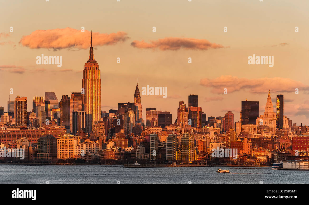 New york skyline sunset sunrise hi-res stock photography and images - Alamy