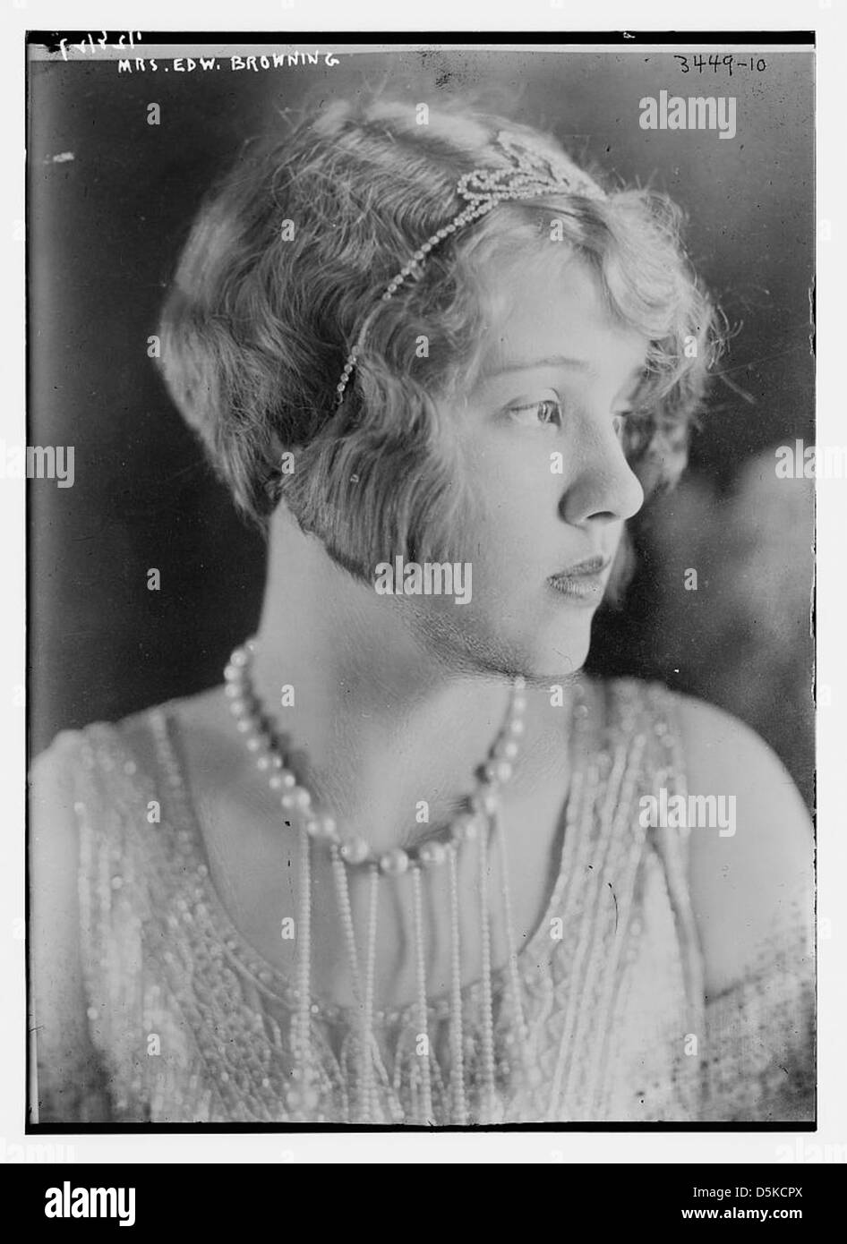 Woman 1920s bobbed hair hi-res stock photography and images - Alamy