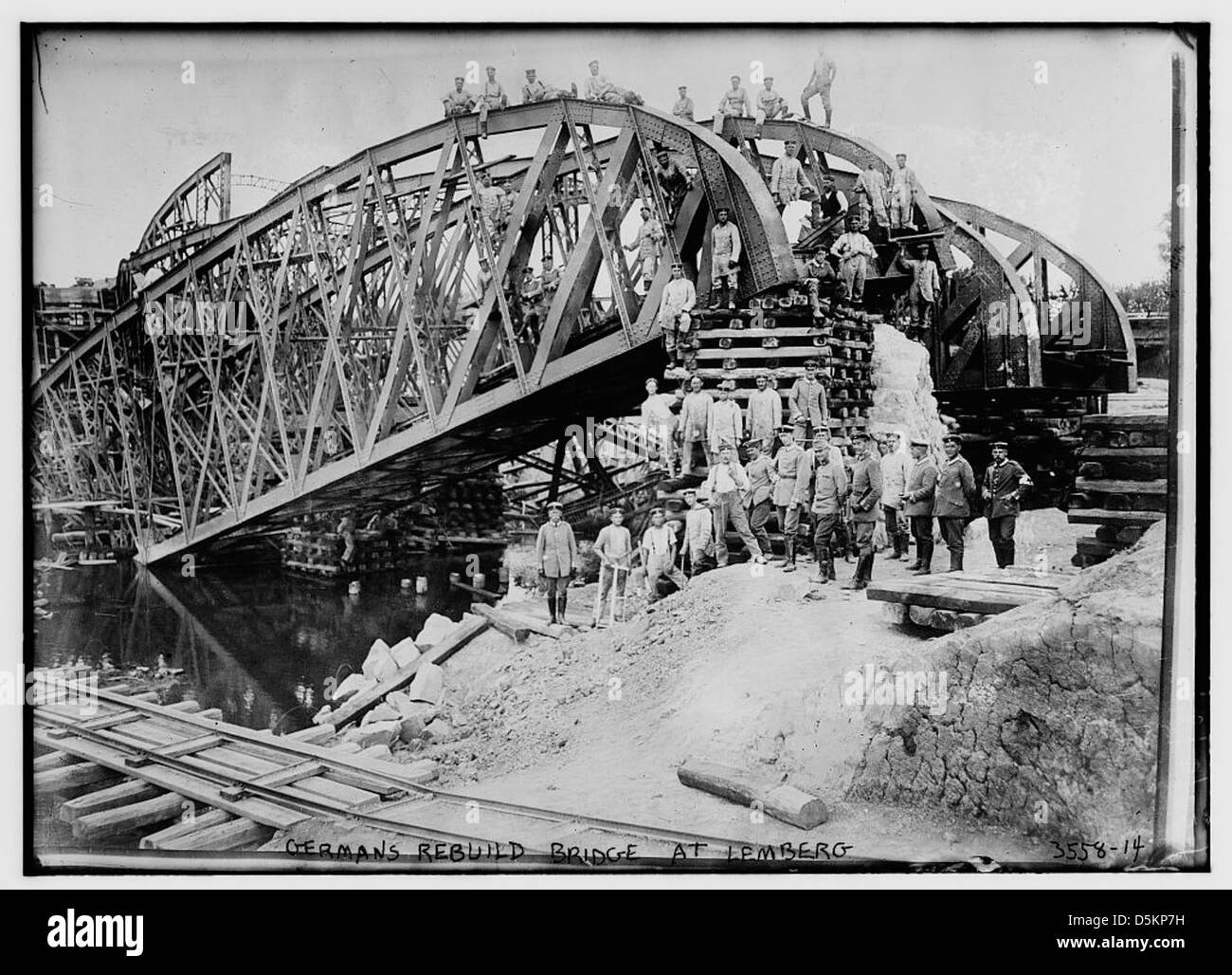 Germans rebuild bridge at Lemberg (LOC Stock Photo Alamy