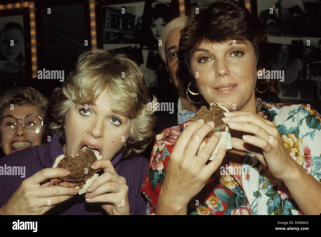 SHARON GLESS with Tyne Daly.f1805.Supplied by   Photos, inc.(Credit Image: © Supplied By Globe Photos, Inc/Globe Photos/ZUMAPRESS.com) Stock Photo