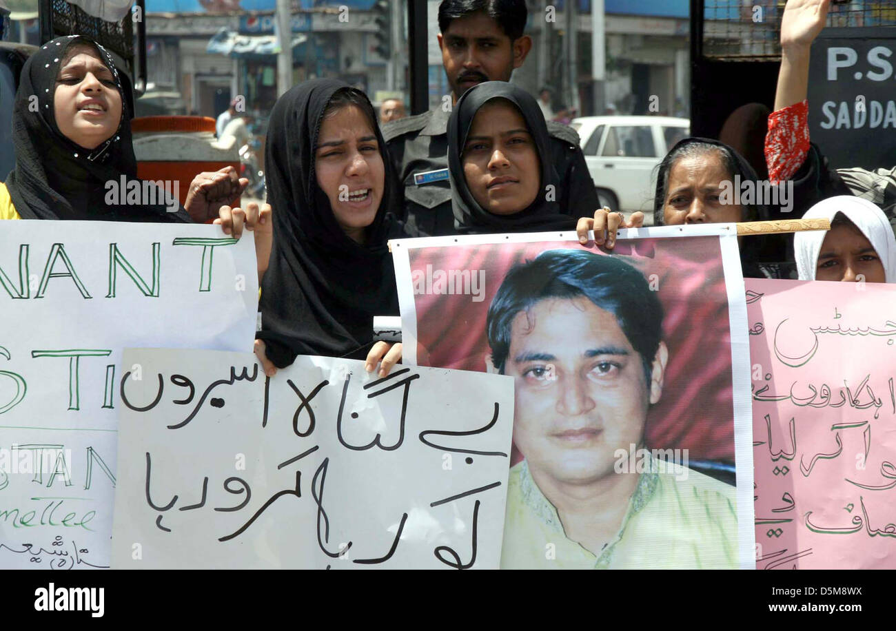 Supporters women of All Pakistan Shia Action Committee chant slogans ...