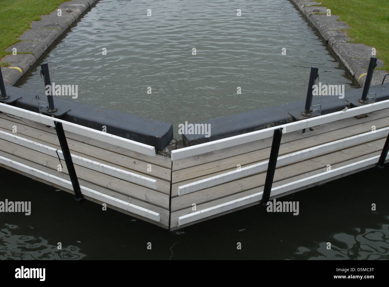 Canal lock sluice gates hires stock photography and images Alamy