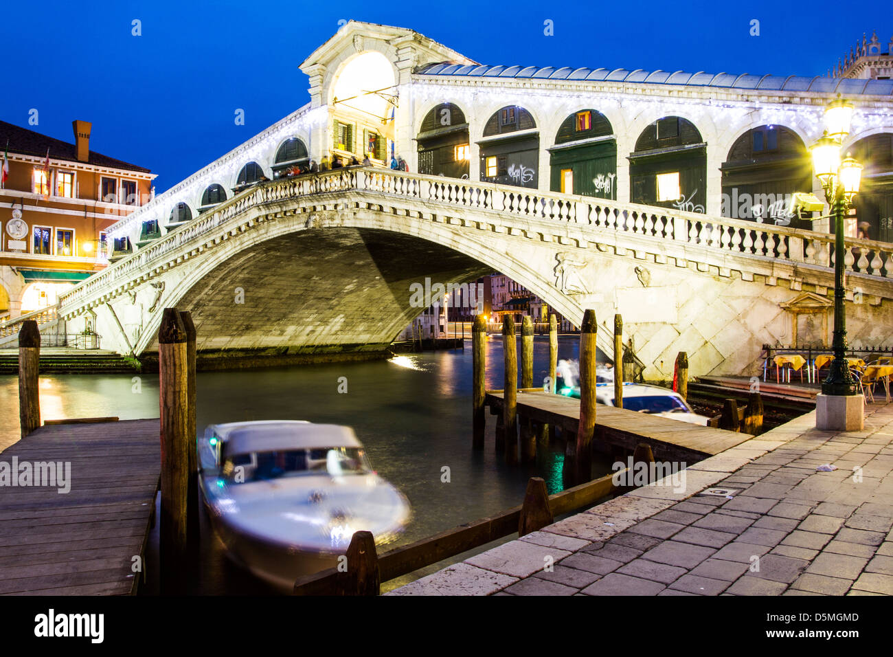 Venice by night by rialto bridge hi-res stock photography and images ...