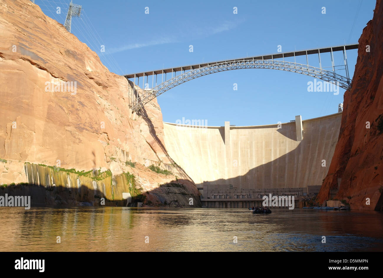Blue sky view Colorado River canyon - Blue Sky View Colorado River Canyon With Discovery Tourist Raft Below D5MMPN 