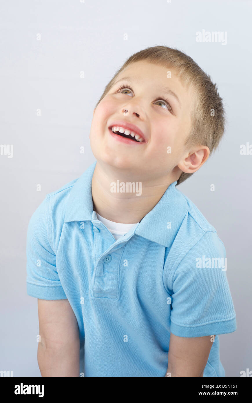 голова мальчика в профиль. мальчик смотрит в бок. мальчик смотрит наверх. мальчик смотрит наверх. маленький смотрит вверх.