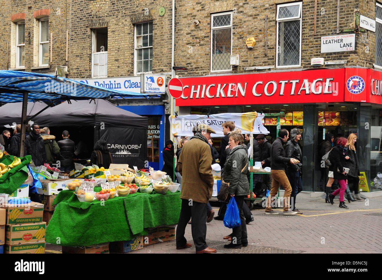 Food stalls at the street market and shops in Leather Lane, London ...