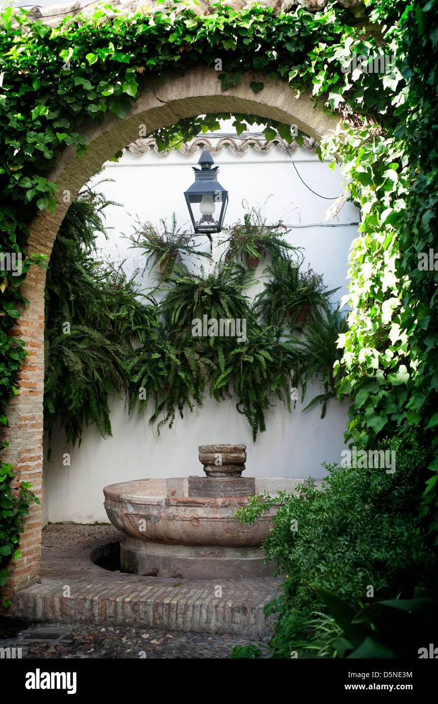 Spanish courtyard hi-res stock photography and images - Alamy