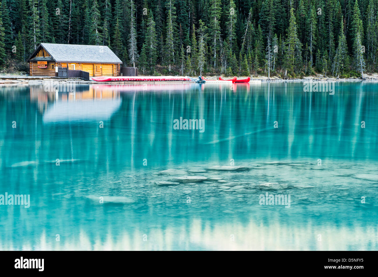 Autumn at lake louise in banff national park hires stock photography