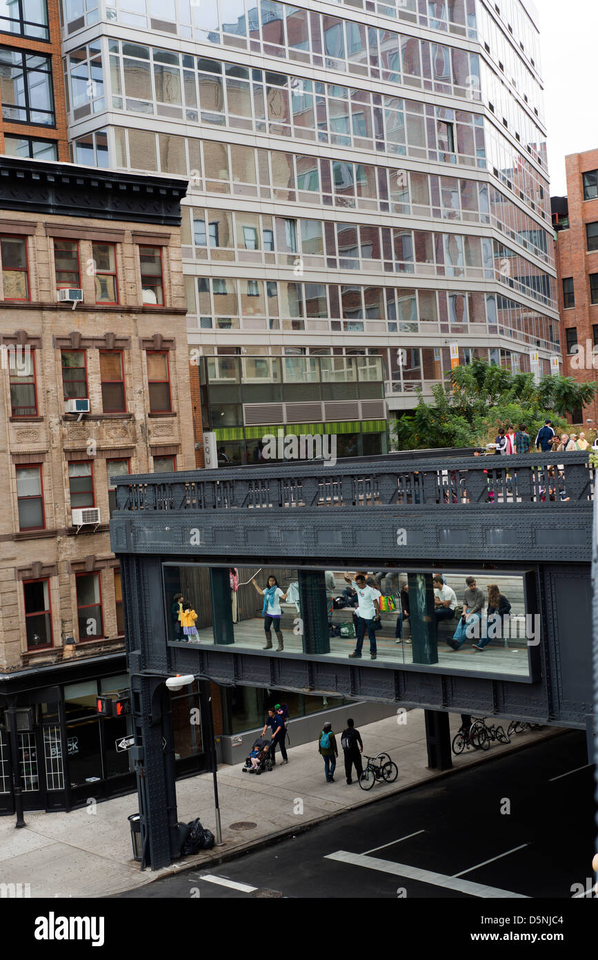 People enjoying the High Line in New York City Stock Photo - Alamy