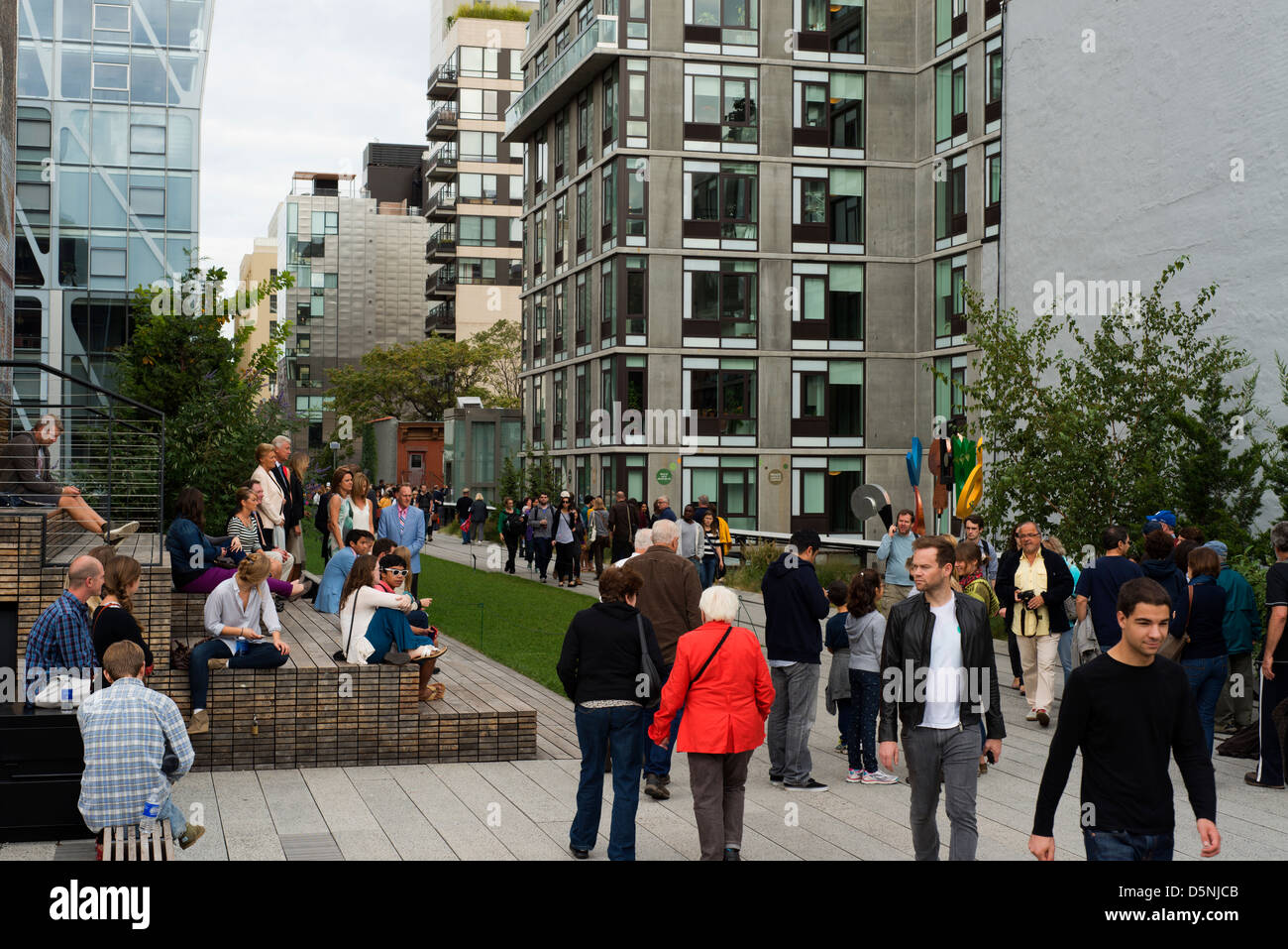 People enjoying the High Line in New York City Stock Photo - Alamy