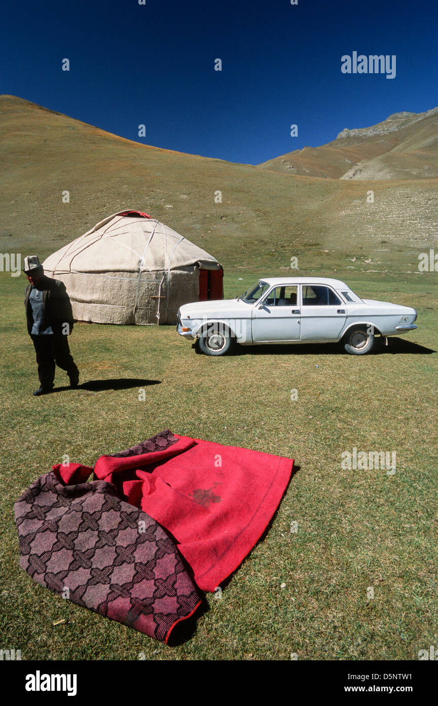 Old Russian car and yurt, Tash Rabat, Kyrgyzstan, Central Asia Stock Photo Alamy