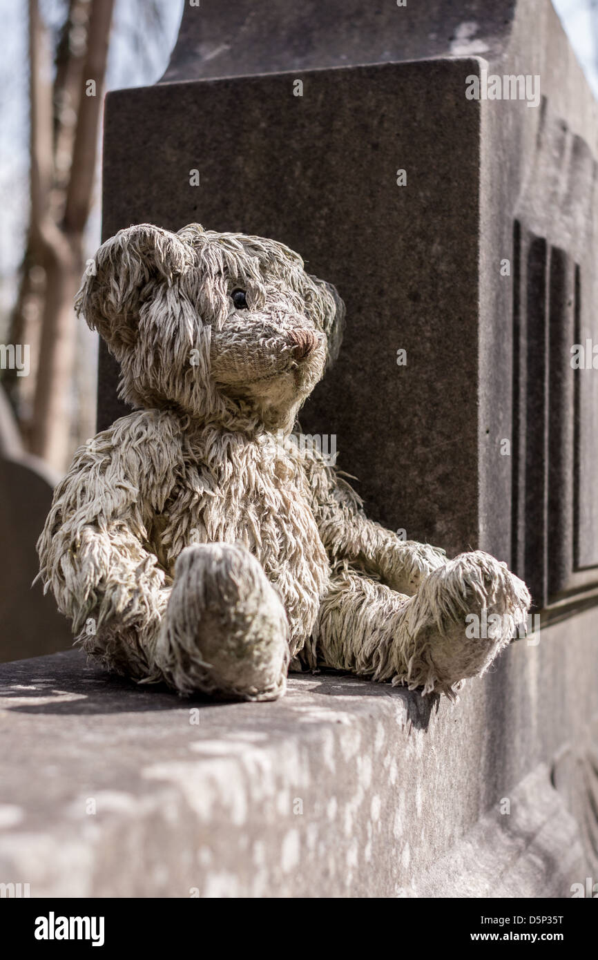 Child with teddy bear hi-res stock photography and images - Alamy