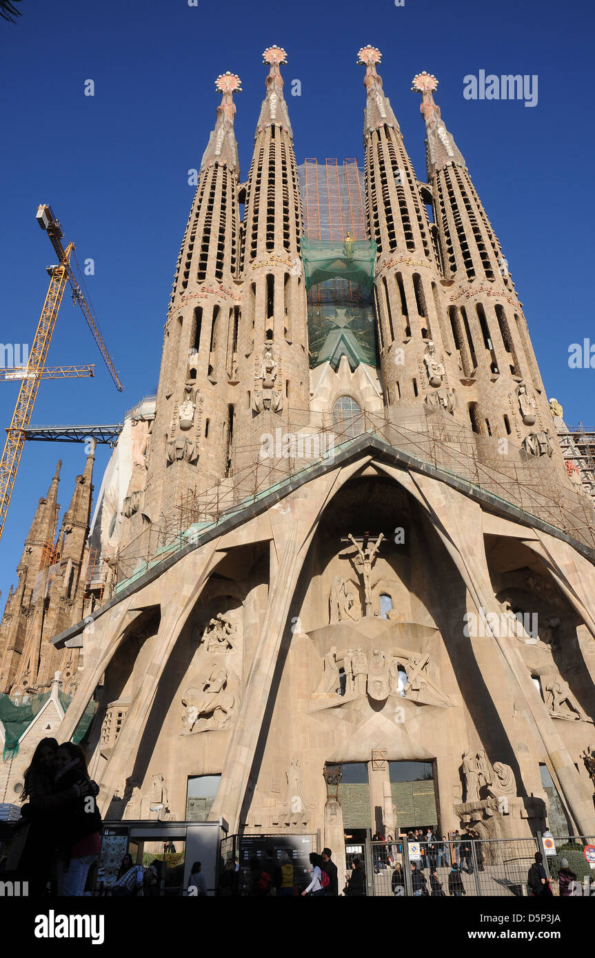 SAGRADA FAMILIA, ARCHITECT ANTONI GAUDI , MODERNISME, ART NOUVEAU ...