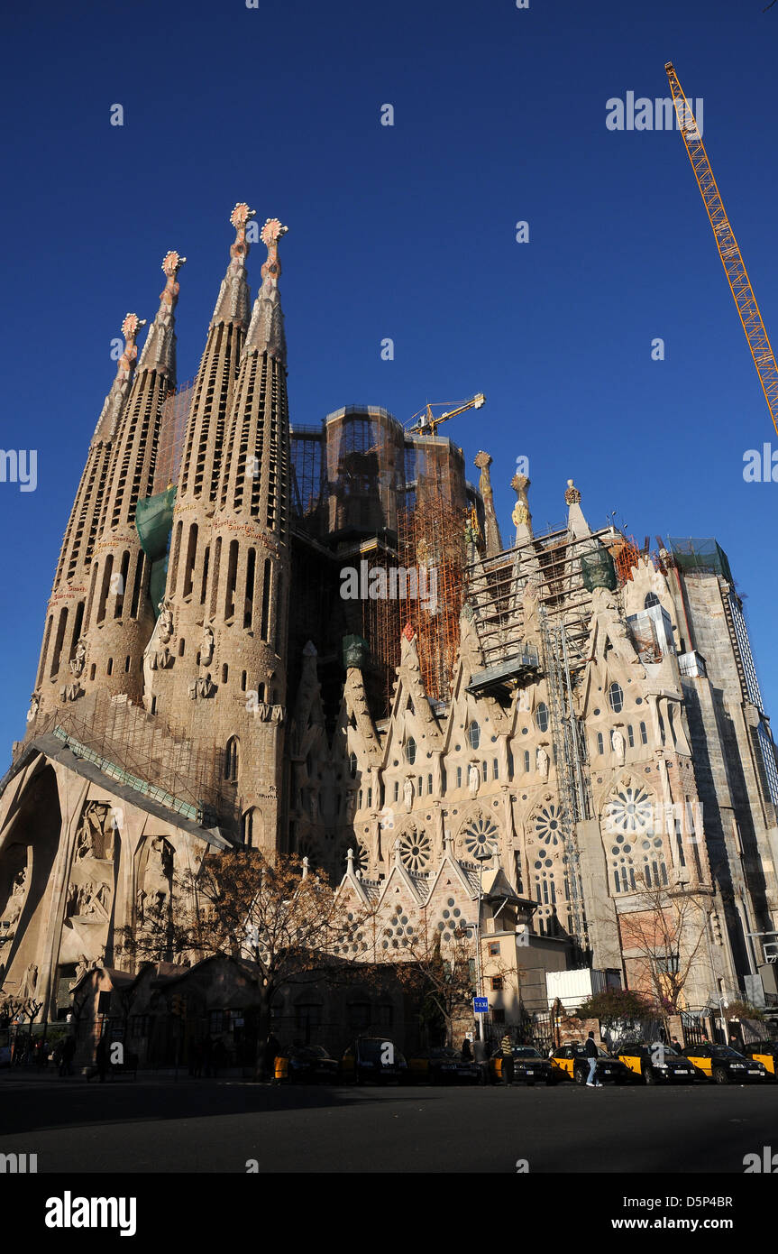 SAGRADA FAMILIA, ARCHITECT ANTONI GAUDI , MODERNISME, ART NOUVEAU ...