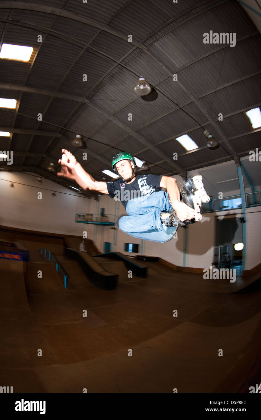 roller skater performing aerial tricks at skate park in Peruíbe city