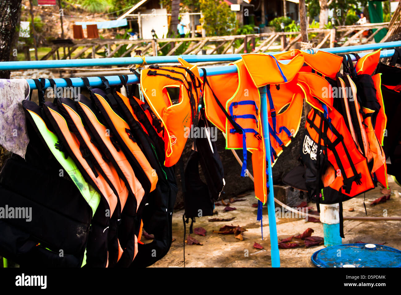 People at beach in jackets hi-res stock photography and images - Alamy