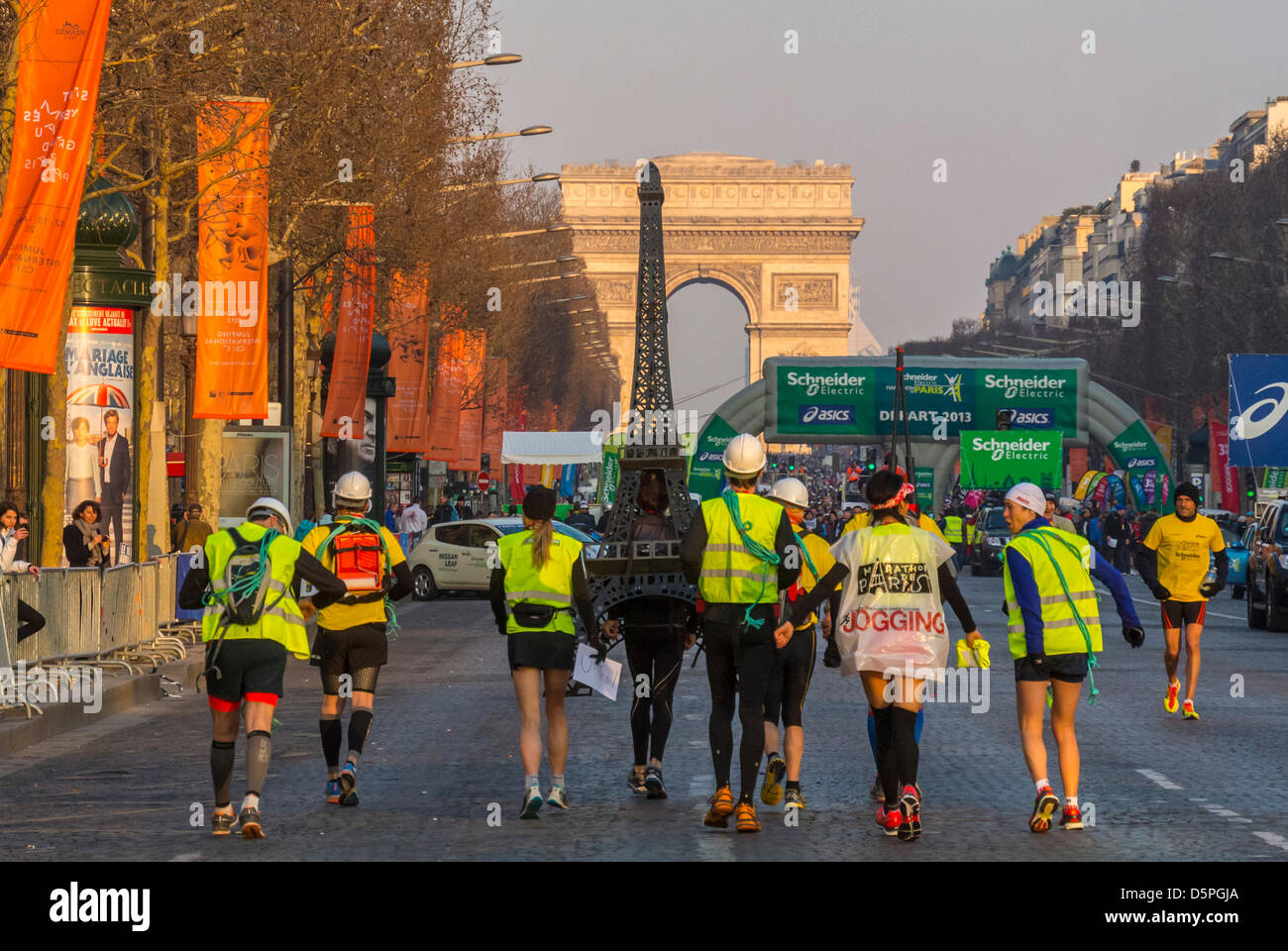 Paris, France, Group Runners running in the Paris marathon on Avenue de  Champs-Elysees, with Arc de Triomphe. and Eiffel Tower Icon Stock Photo -  Alamy