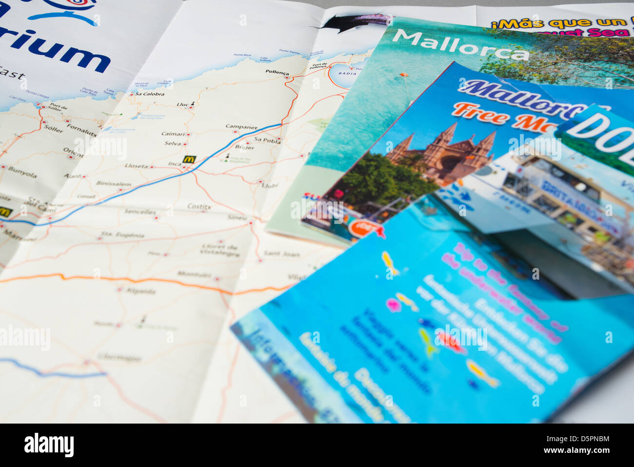 wijn Laan Bediening mogelijk Mallorca travel brochures and map Stock Photo - Alamy