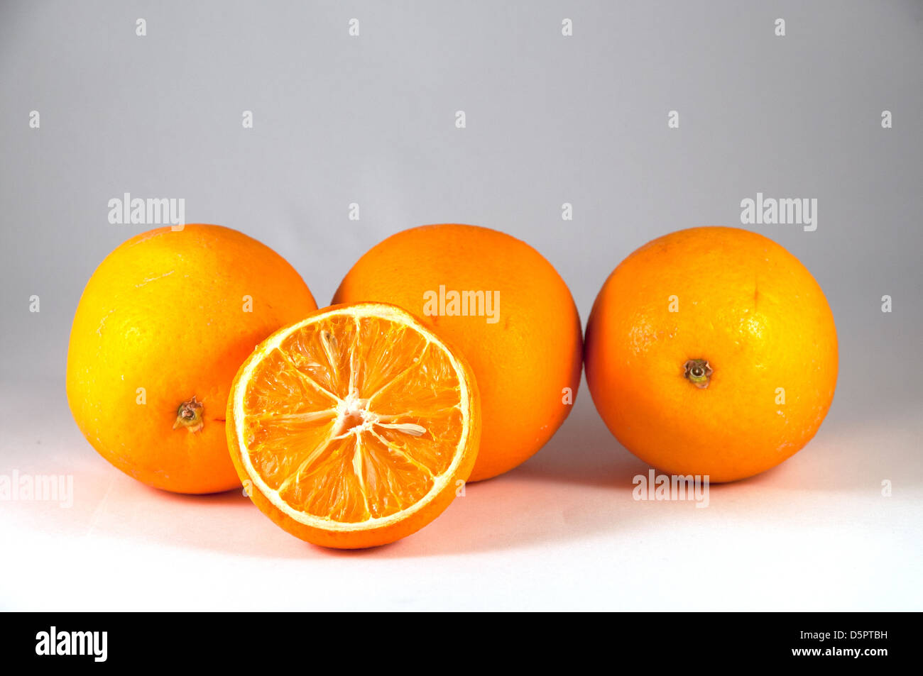 oranges to eat fruit high in vitamin c Stock Photo
