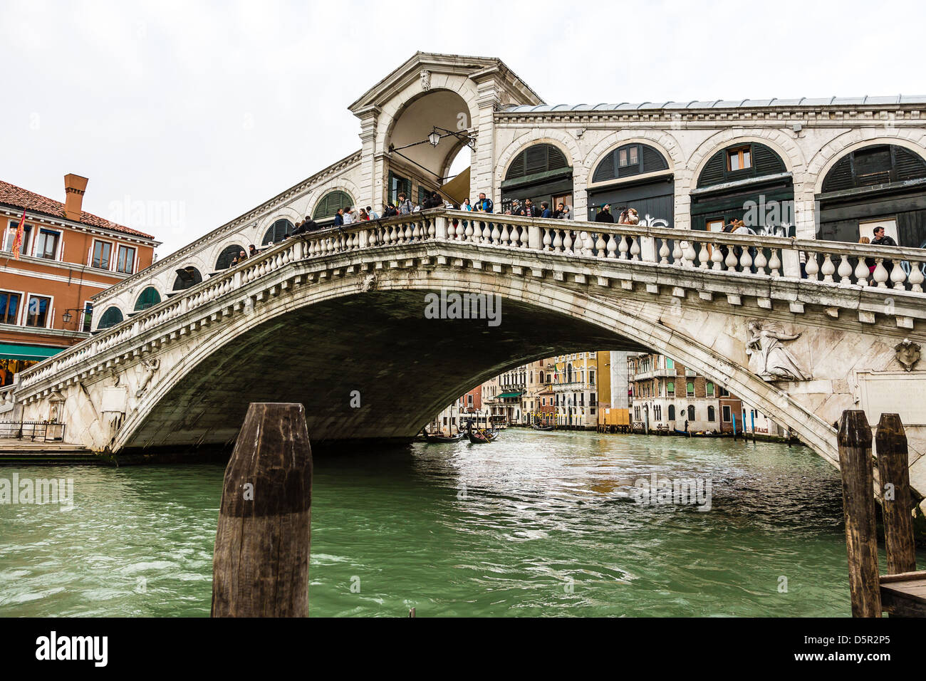 Rialto bridge in venice canal hi-res stock photography and images - Alamy