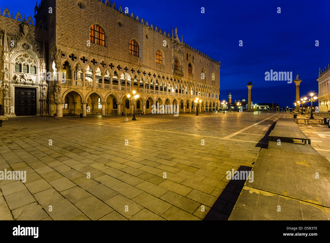 Blue hour gondola hi-res stock photography and images - Alamy