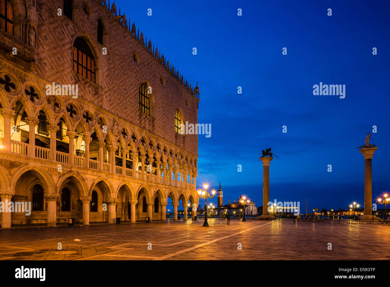Blue hour gondola hi-res stock photography and images - Alamy