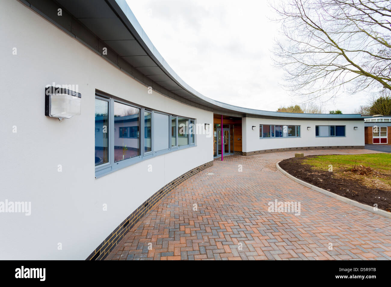 the curved building of All Saints Primary School, Wokingham Stock Photo