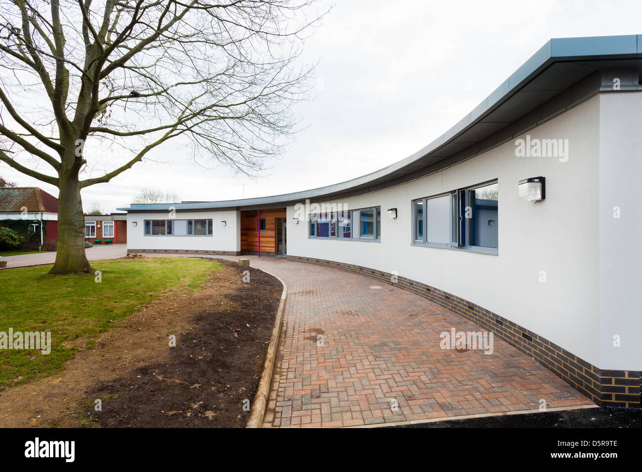 the curved building of All Saints Primary School, Wokingham Stock Photo