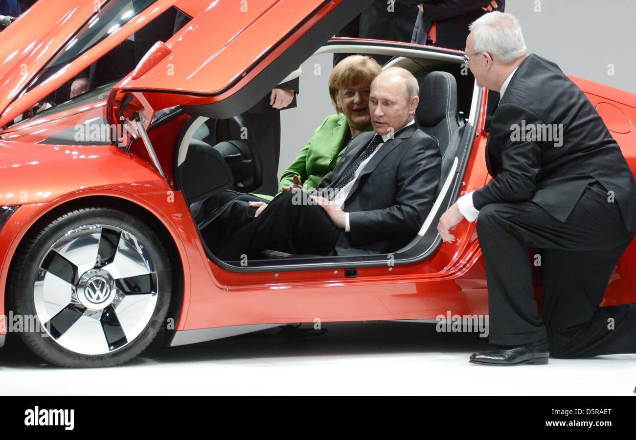 German Chancellor Angela Merkel (R) and Russian President Vladimir