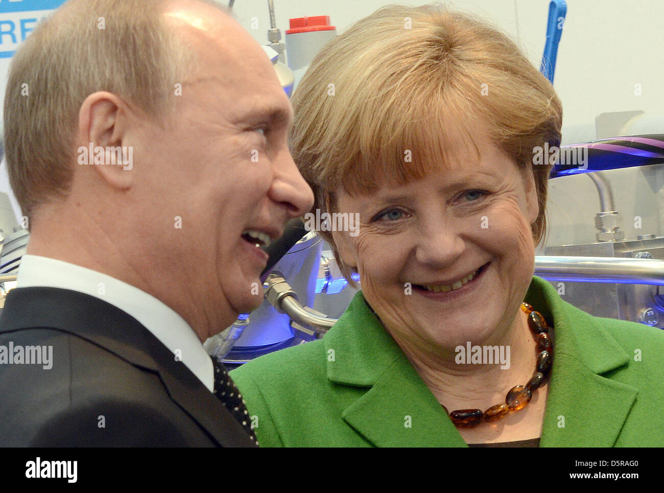 German Chancellor Angela Merkel and Russian President Vladimir Putin (L