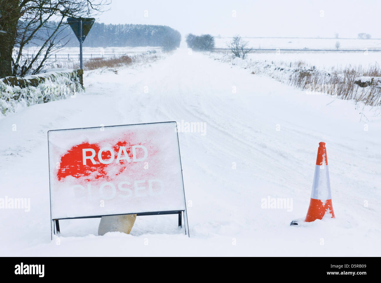 Road closed sign in snow storm, Derbyshire, Peak District National Park, England, GB, UK, EU, Europe Stock Photo