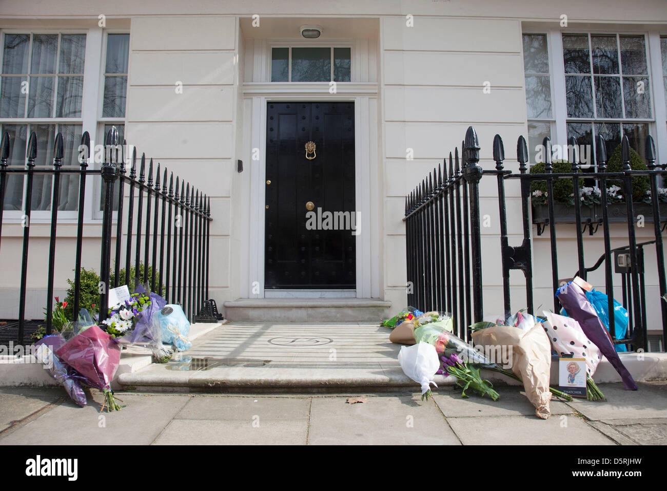 Flowers and messages at the London residence on Chester Square of Baroness Margaret Thatcher following the announcement of her death. Maggie Thatcher (87), aka the 'Iron Lady' dominated British politics for 20 years. Stock Photo