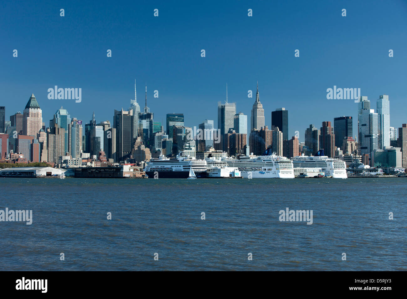 MIDTOWN SKYLINE HUDSON RIVER MANHATTAN NEW YORK CITY USA Stock Photo ...