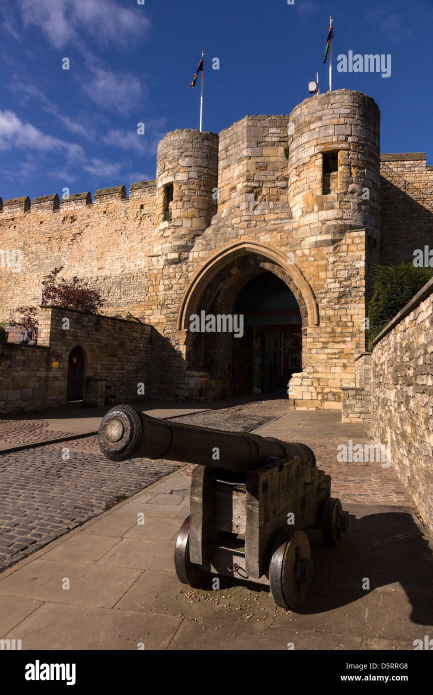 Cannon by stone gatehouse entrance to Lincoln Castle, Lincoln, Lincolnshire, England, UK Stock Photo