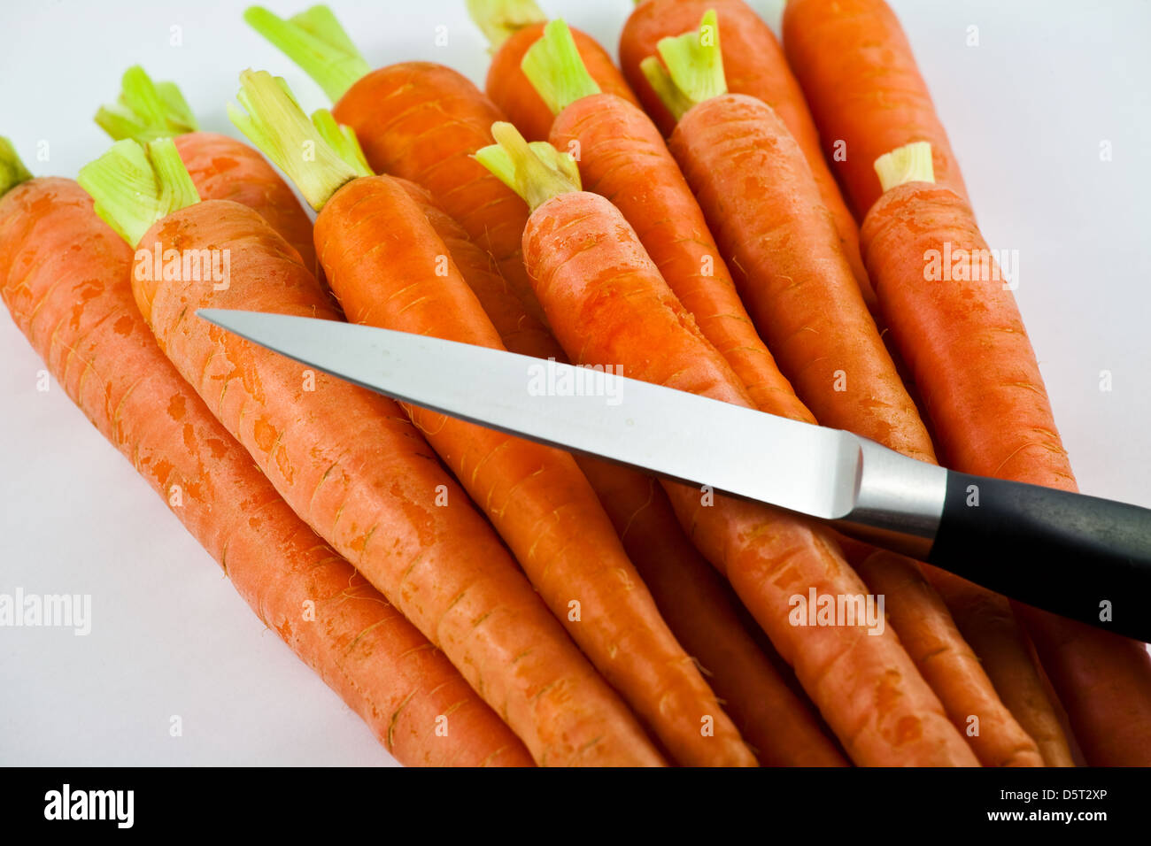 Carrots on the diagonal with a paring knife Stock Photo Alamy