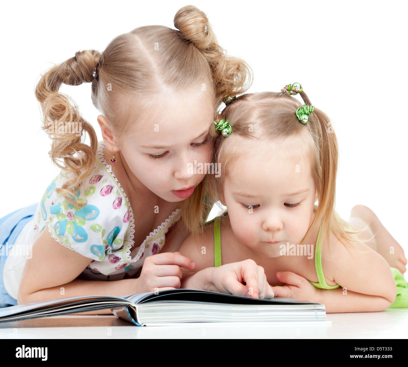 Сестренка учится. Две сестры читают. Книжка про сестру. Старший учит младшего. Про это с сестрой читать.