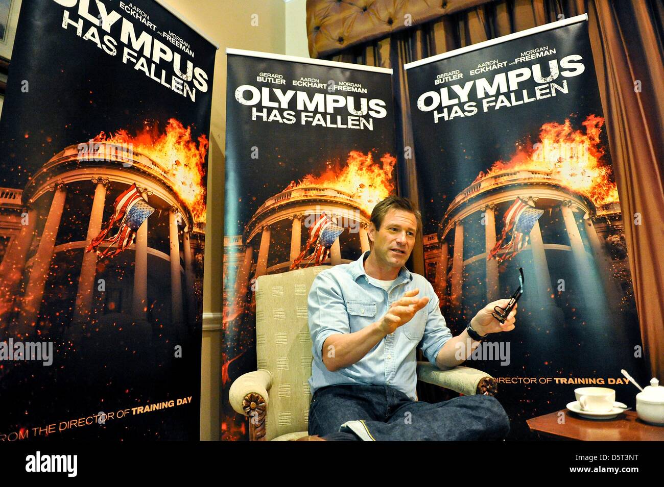 Johannesburg, South Africa. 8th April 2013.  American actor Aaron Eckhart on April 8, 2013, in Johannesburg, South Africa. Eckhart and co-star, Gerard Butler are in South Africa for the premier of their film, 'Olympus has Fallen'. (Photo by Gallo Images / Foto24 / Bongiwe Gumede/Alamy Live News) Stock Photo