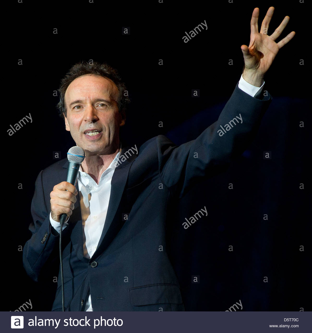 Roberto Benigni Show High Resolution Stock Photography and Images - Alamy