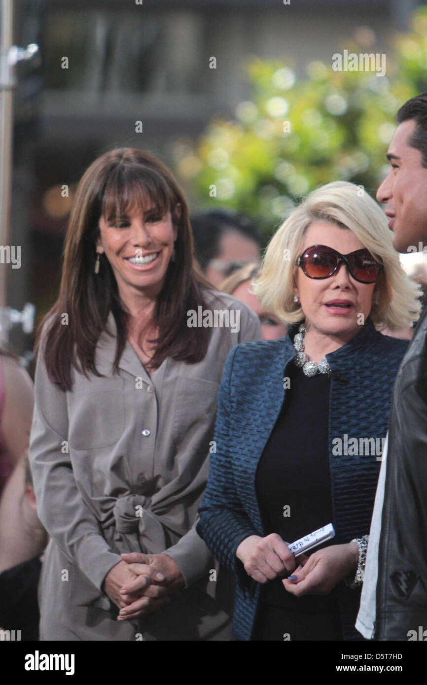 Joan Rivers and daughter Melissa Rivers make an appearance on 'Extra