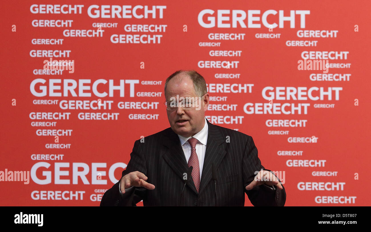 Peer Steinbrueck, designated SPD candidate for chancellery, speaks during the Social Democrats youth organisation (Jusos) congress in Magdeburg, Germany, 17 November 2012. Numerous leading party members attended the tree-day congress with 350 delegates. Photo: JENS WOLF Stock Photo