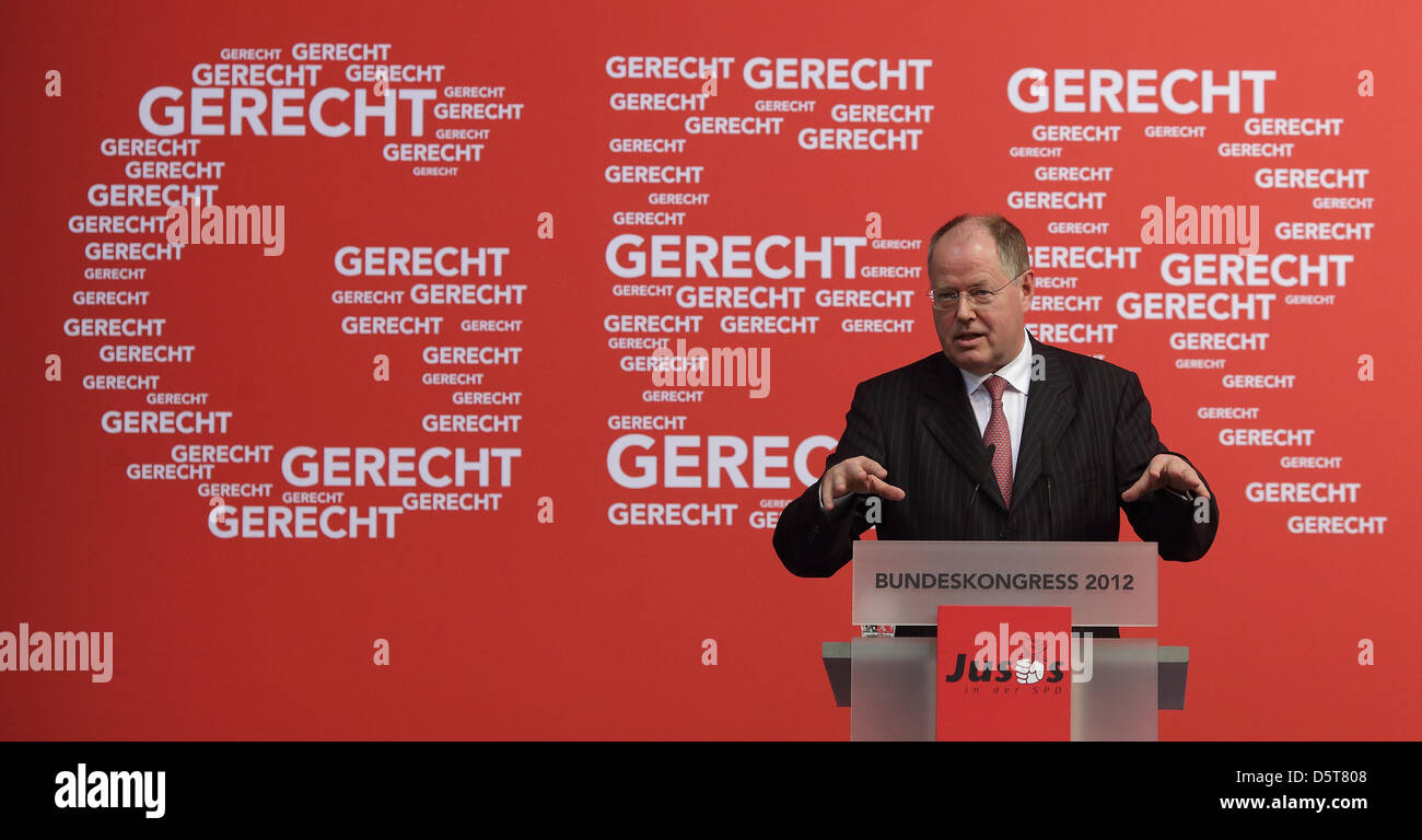 Peer Steinbrueck, designated SPD candidate for chancellery, speaks during the Social Democrats youth organisation (Jusos) congress in Magdeburg, Germany, 17 November 2012. Numerous leading party members attended the tree-day congress with 350 delegates. Photo: JENS WOLF Stock Photo