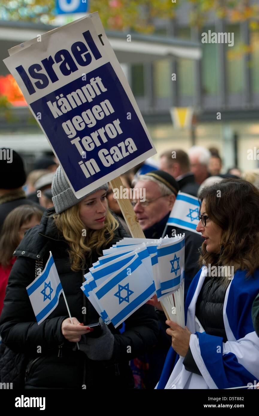 People hold placards and Israeli flags during a rally demonstrating solidarity with Israel in Berlin, Germany, 18 November 2012. The rally organized by the Mideast Freedom Forum Berlin wishes to call attention to the situation of Israeli civilians. Photo: SEBASTIAN KAHNERT Stock Photo